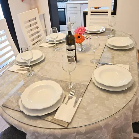 Daniel Apartment Split