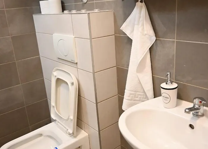 Daniel Apartment Split